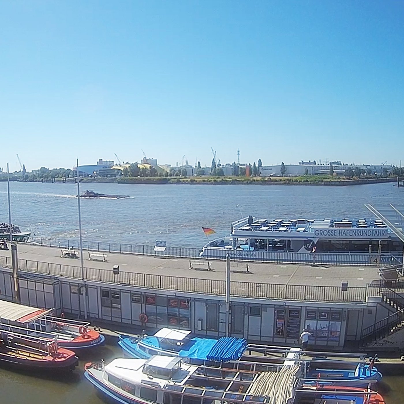 Hamburg Landungsbrücken – Schiffe, Fähren & Hafenbetrieb