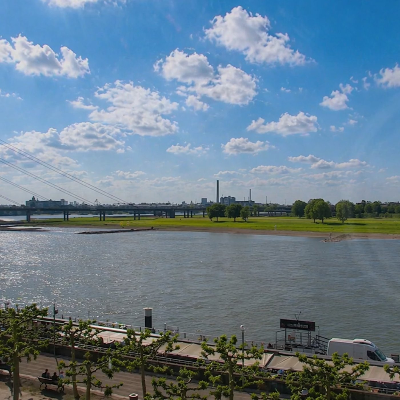 Düsseldorf – Blick über das Rheinufer und in Richtung Oberkassel